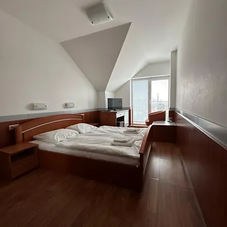 Zeleny Dvor 3* Szenc