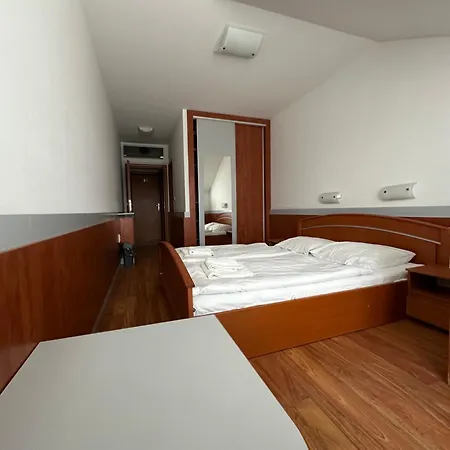 Zeleny Dvor 3*